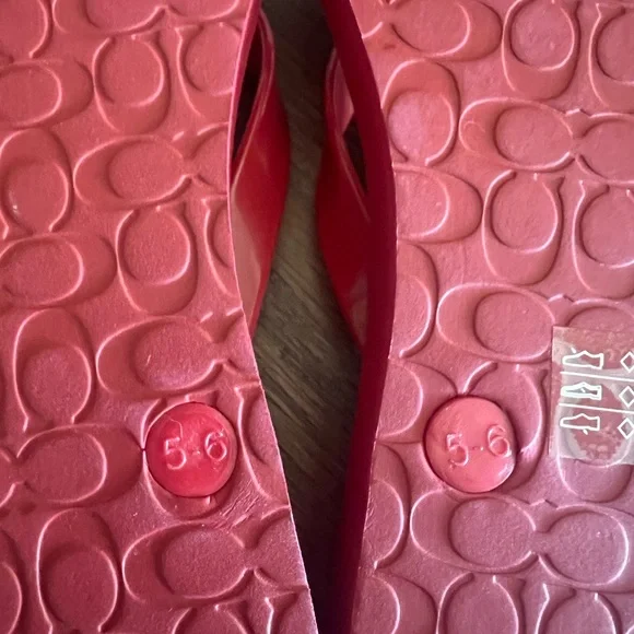 Coach Abbigail Red Floral Pattern Flip Flops with Silver Turnlock Logo Sz 6 - Picture 6 of 8